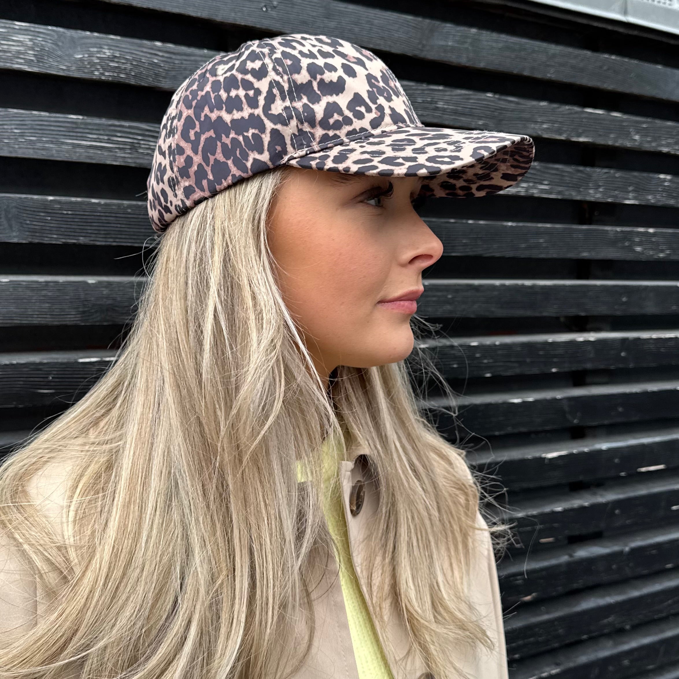 PIECES - CAP - SARAH 17155960 - BLACK DETAIL/LEO
