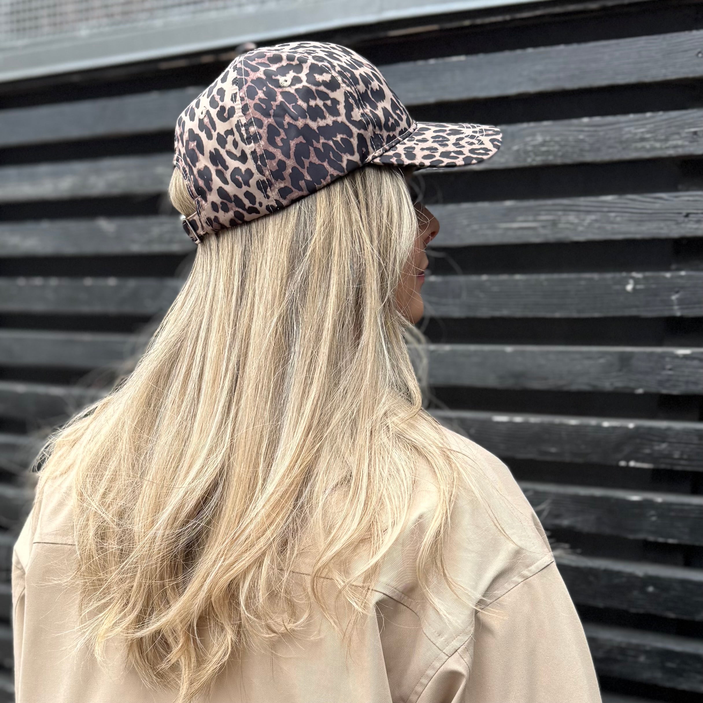 PIECES - CAP - SARAH 17155960 - BLACK DETAIL/LEO