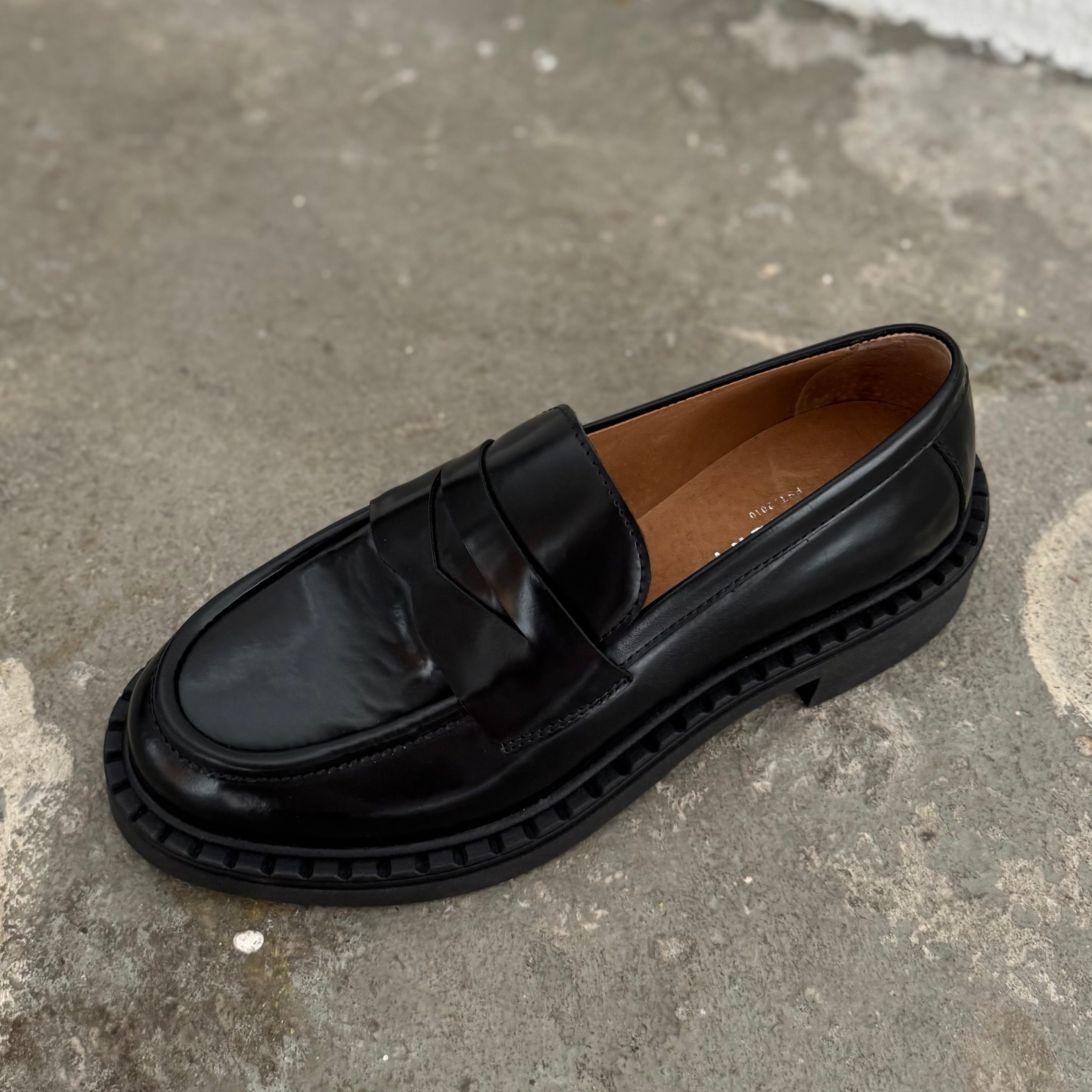 PAVEMENT - LOAFERS - NAYELI 21451-1 - BLACK POLIDO