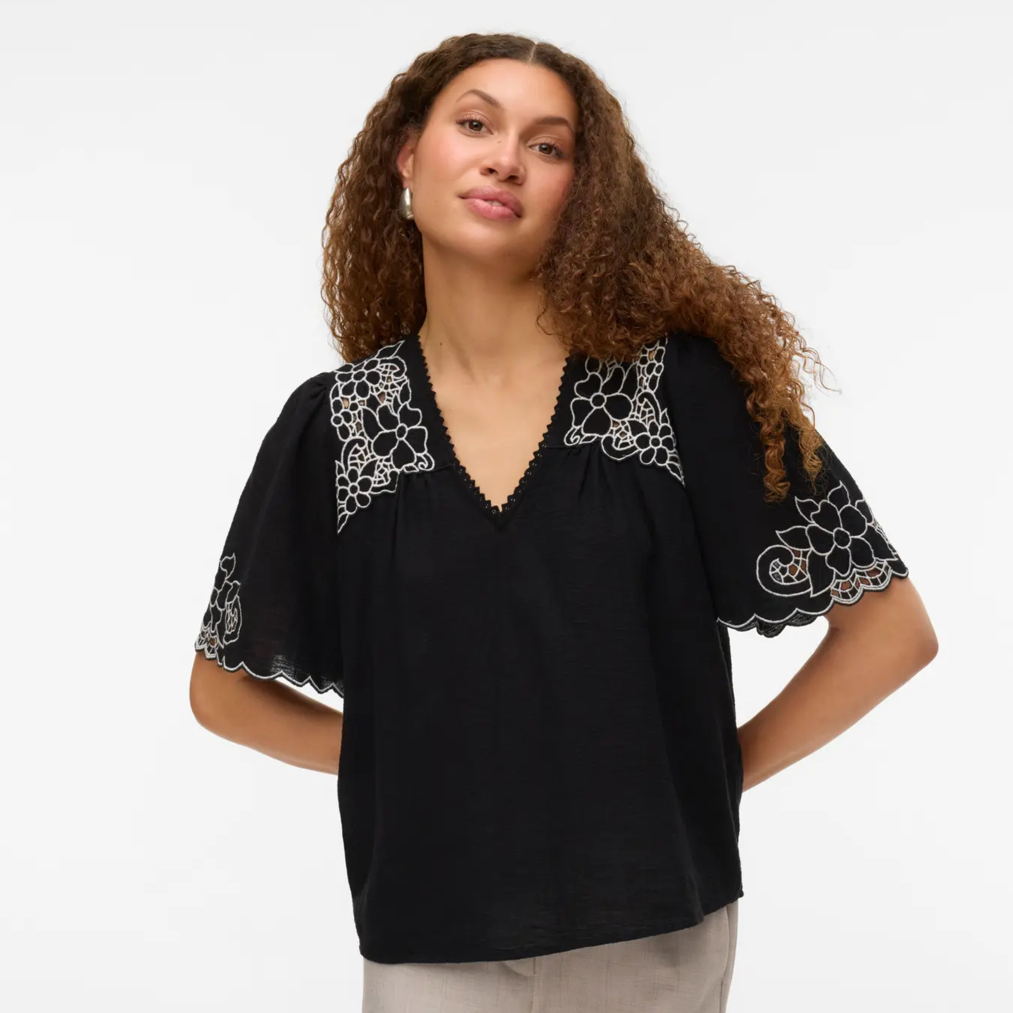 VERO MODA - BLUSE - BRIDGET 10326544 - BLACK/CLOUD DANCER EMBROIDERY