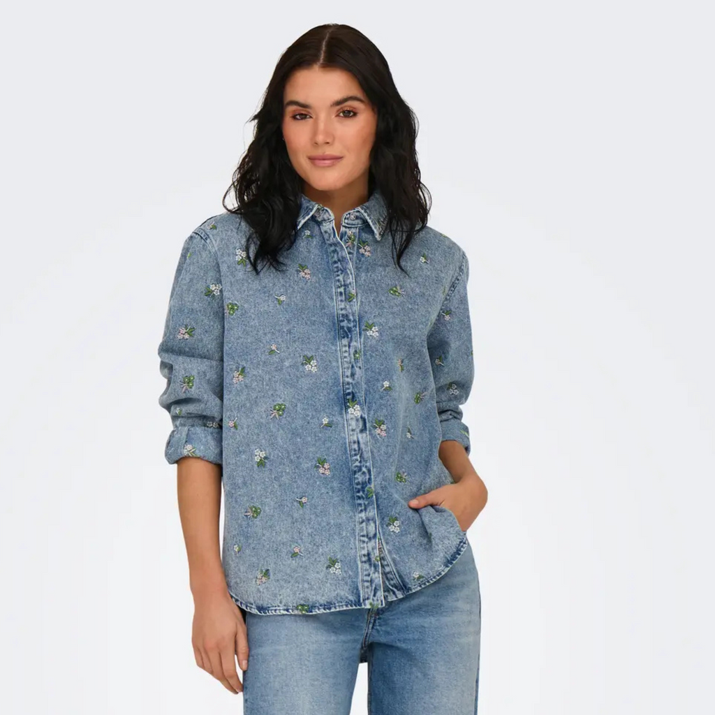 ONLY - DENIM SKJORTE - VERA 15351977 - LIGHT BLUE DENIM/FLOWER EMBROIDERY