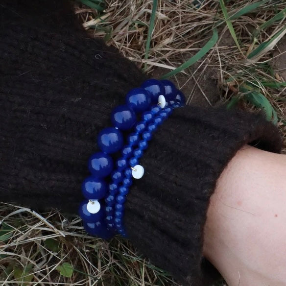 SOÏ -  KRYSTAL ARMBÅND - LAPIS LAZULI 6 MM.