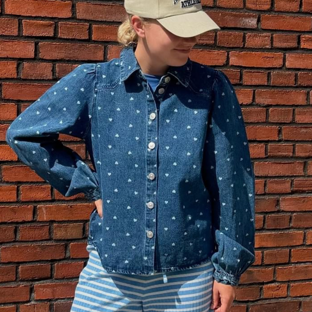 PIECES - DENIMSKJORTE - NEA 17151579 - MEDIUM BLUE DENIM/HEARTS