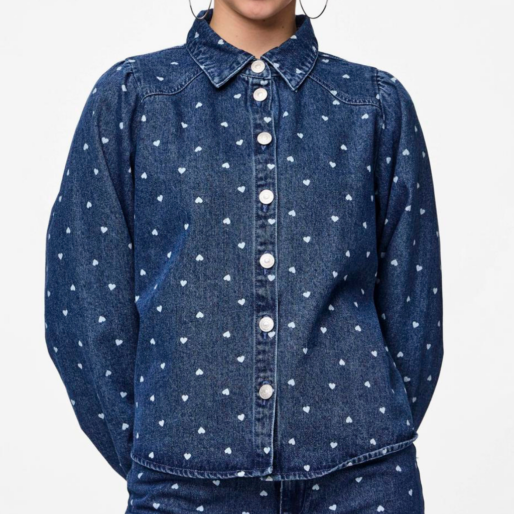 PIECES - DENIMSKJORTE - NEA 17151579 - MEDIUM BLUE DENIM/HEARTS