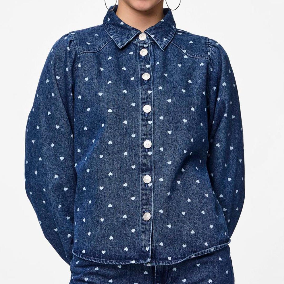 PIECES - DENIMSKJORTE - NEA 17151579 - MEDIUM BLUE DENIM/HEARTS