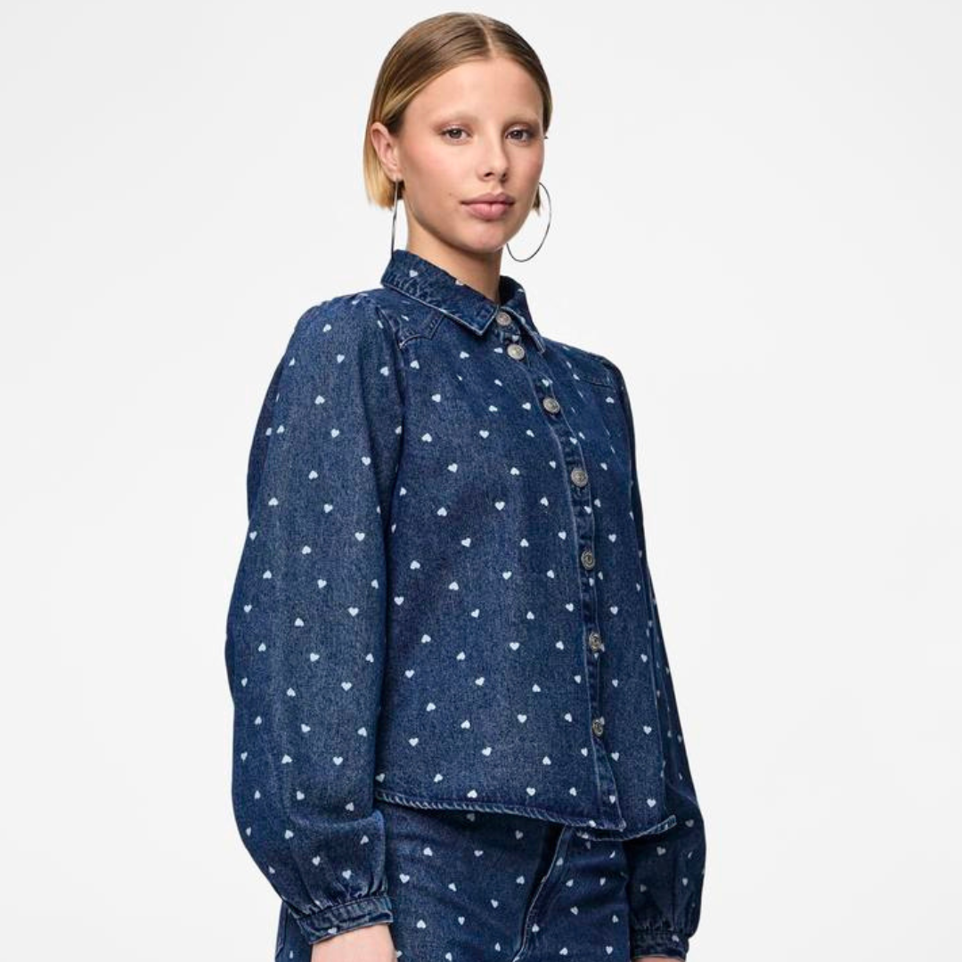 PIECES - DENIMSKJORTE - NEA 17151579 - MEDIUM BLUE DENIM/HEARTS