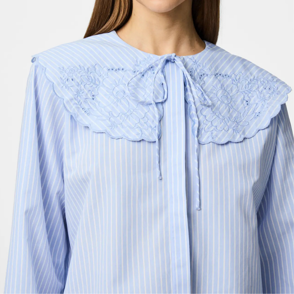 PIECES - SKJORTE - FETINA COLLAR 17161479 - CASHMERE BLUE STRIPES