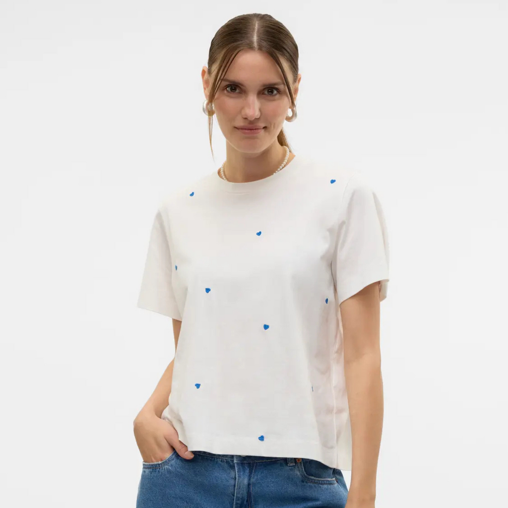 VERO MODA - T-SHIRT - SOLVEI METTE 10325318 - SNOW WHITE PRINT/HEARTS