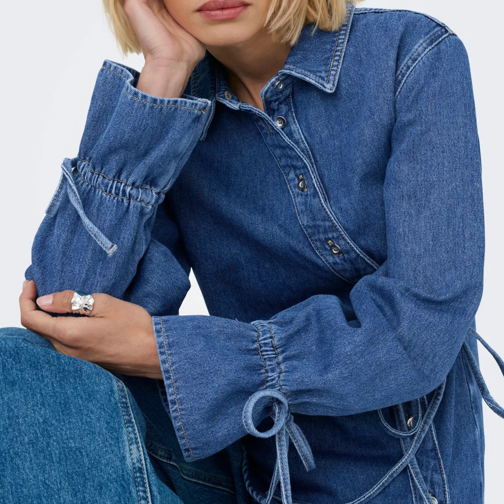ONLY - SKJORTE - SMILLA ASYM TIE 15360423 - MEDIUM BLUE DENIM