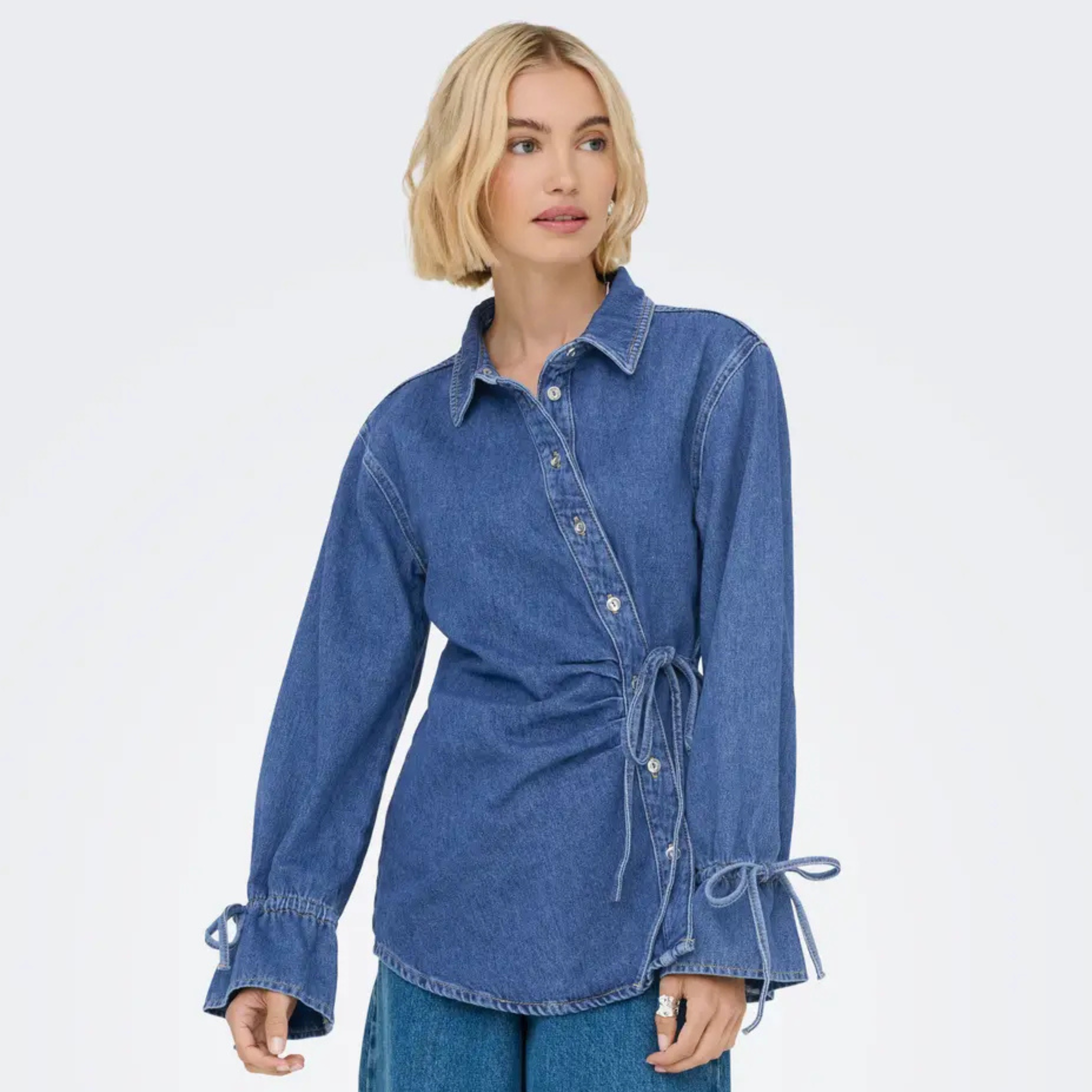 ONLY - SKJORTE - SMILLA ASYM TIE 15360423 - MEDIUM BLUE DENIM